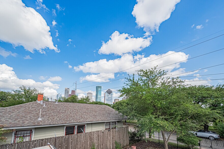 More Photos Of 1914 N Memorial Way, Houston Office For Lease