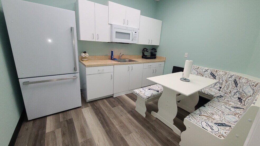 More Photos Of 17020 County Line Rd, Spring Hill Medical For Lease