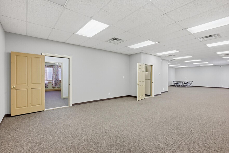 More Photos Of 2307 Missouri Ave, Carthage Light Distribution For Sale