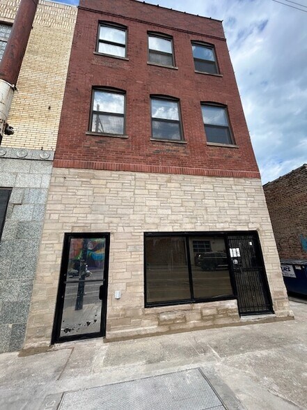 More Photos Of 485 N Milwaukee Ave, Chicago Storefront Retail Residential For Lease