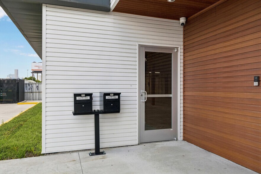 More Photos Of 2535 North Fwy, Houston Office For Lease