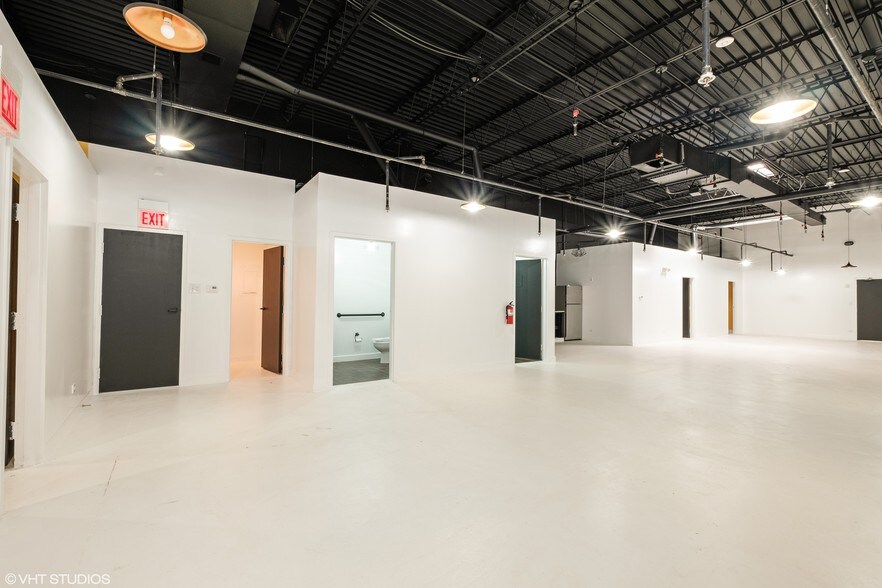 More Photos Of 610-642 Anthony Trl, Northbrook Light Distribution For Sale