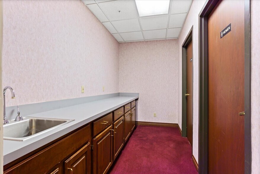 More Photos Of 200 S 6th St, Springfield Office For Sale