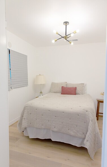 More Photos Of 511 E Balboa Blvd, Newport Beach Storefront Retail Residential For Sale