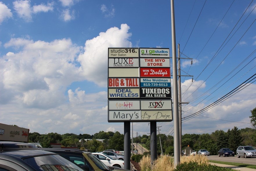 More Photos Of 300-320 N Alpine Rd, Rockford General Retail For Sale