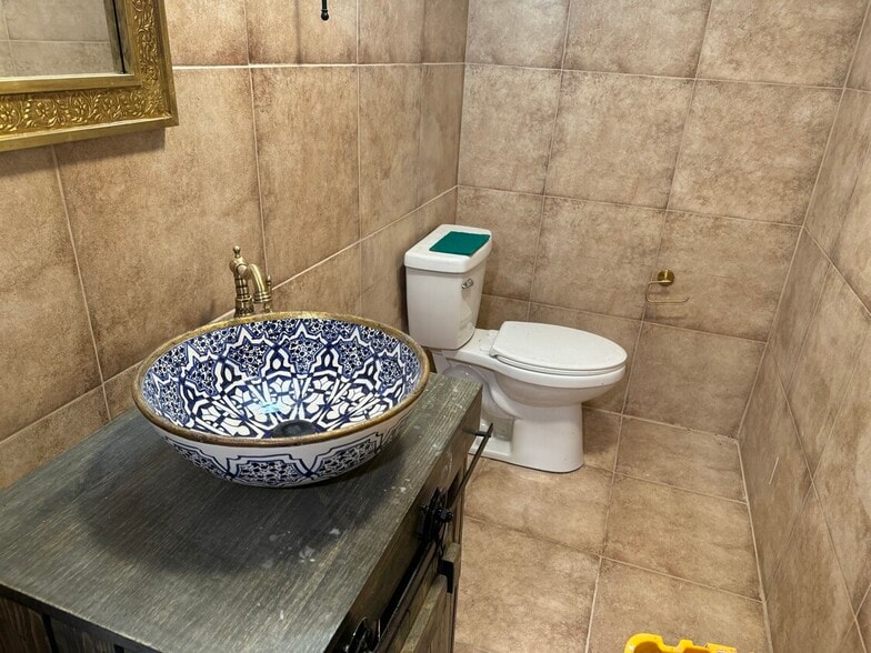 More Photos Of 2033-2051 Hollywood Blvd, Hollywood Freestanding For Sale