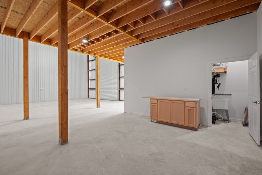More Photos Of 10020 Darden Hill Rd, Austin Light Distribution For Lease