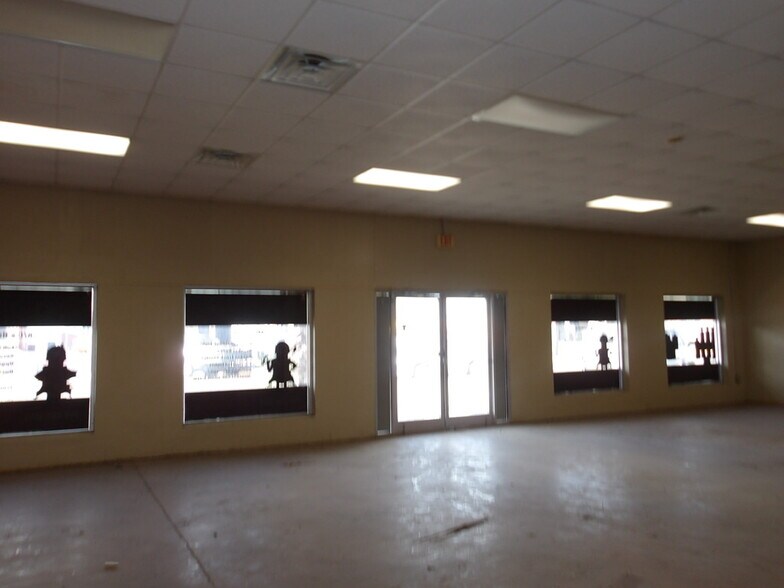 More Photos Of 618 W Van Buren Ave, Harlingen Light Distribution For Sale