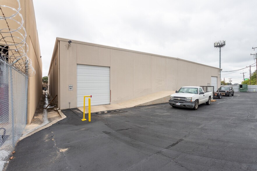 More Photos Of 10731 Gulfdale St, San Antonio Distribution For Sale