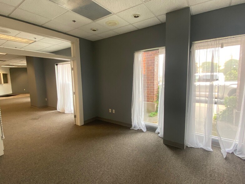 More Photos Of 213-259 S Nicolet Rd, Appleton Freestanding For Lease