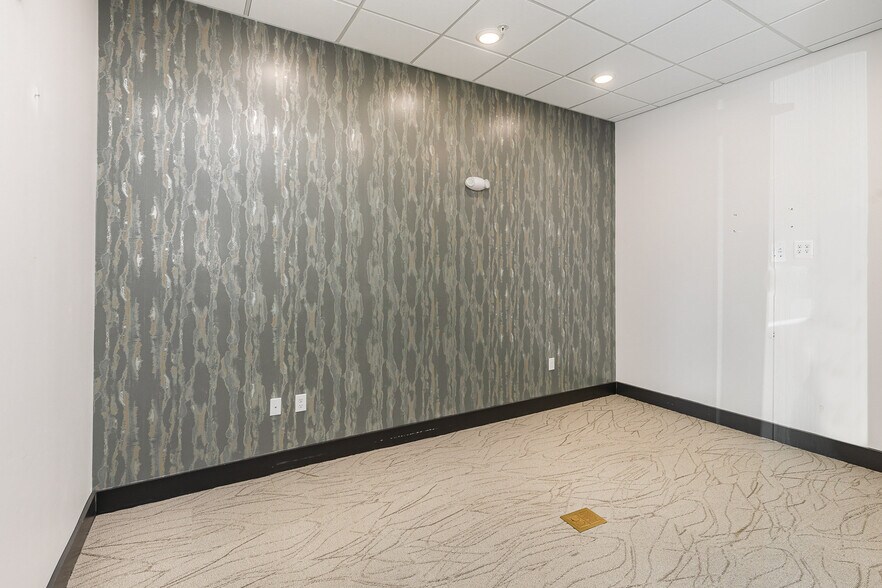 More Photos Of 2200 Carl D Silver Pkwy, Fredericksburg Hotel For Lease