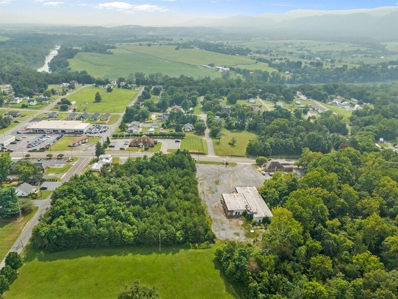 More Photos Of 420 Third Street, Shenandoah Flex For Sale