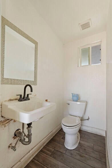 More Photos Of 104 E Lodi Ave, Lodi Storefront Retail Office For Sale