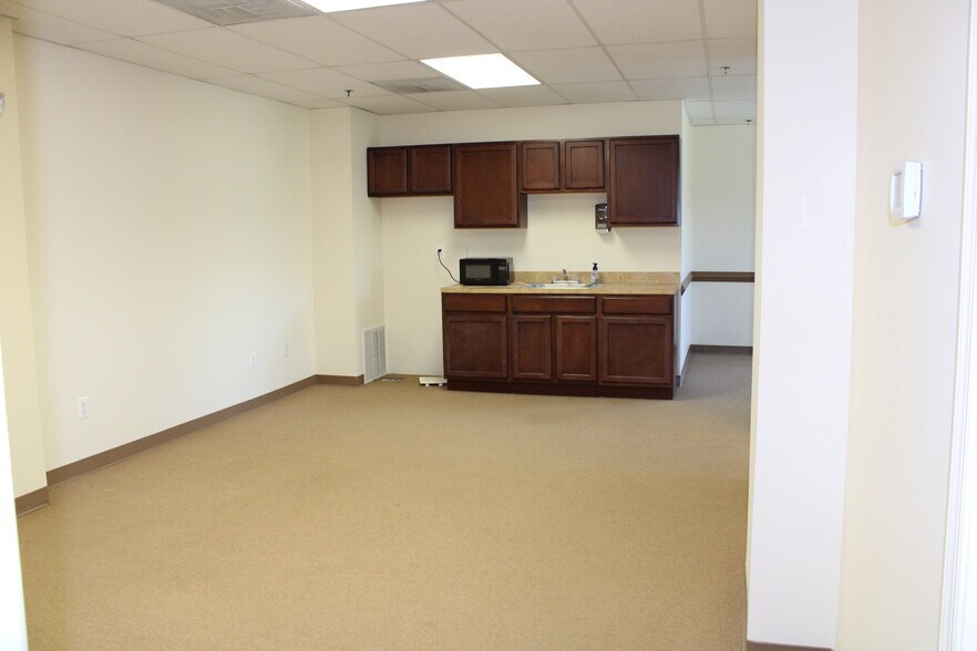 More Photos Of 601 7th St, Laurel Office For Sale