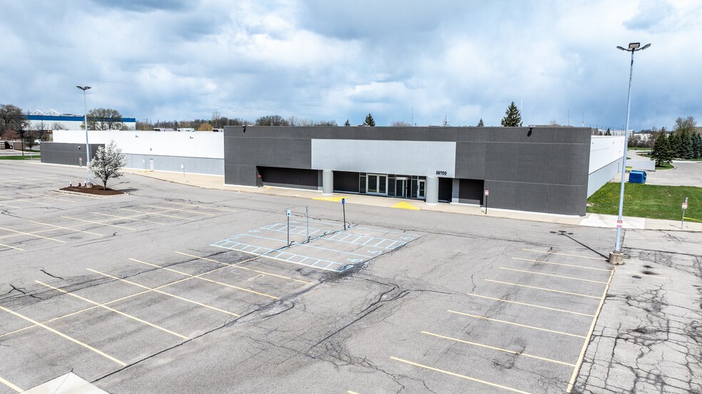 More Photos Of 35700 Van Dyke Ave, Sterling Heights Freestanding For Lease