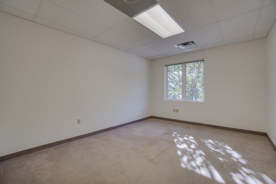 More Photos Of 2442 New Dorset Cir, Powhatan Office For Lease
