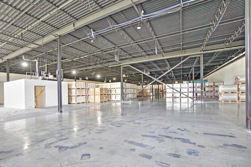 Primary Photo Of 430 Rue Jean-Neveu, Longueuil Distribution For Lease