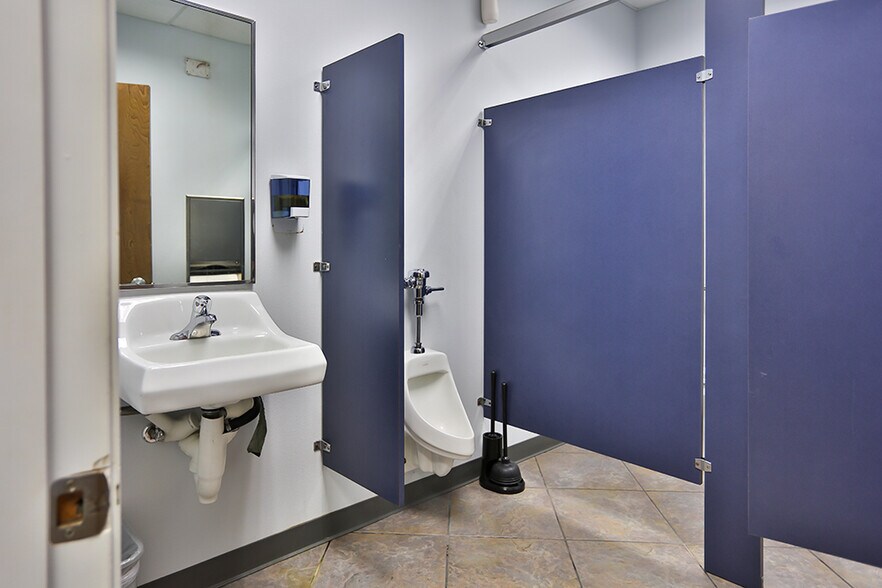 More Photos Of 1209-1215 N FM 3083 Rd E, Conroe Warehouse For Lease