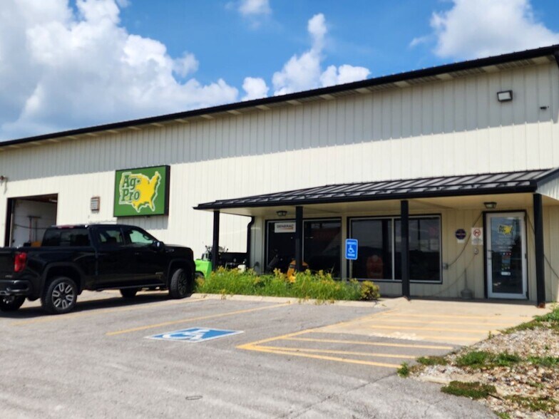 More Photos Of 11204 Royalton Rd, North Royalton Showroom For Lease