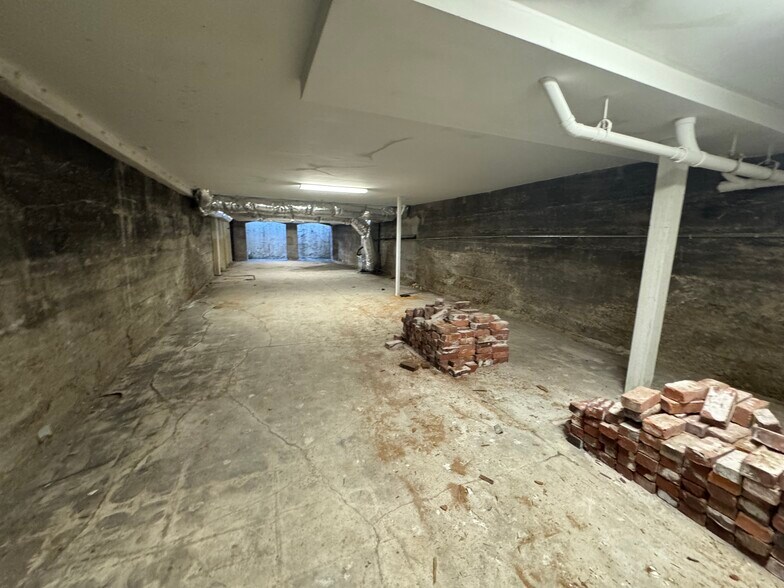 More Photos Of 390 S Main St, Memphis Office For Sale