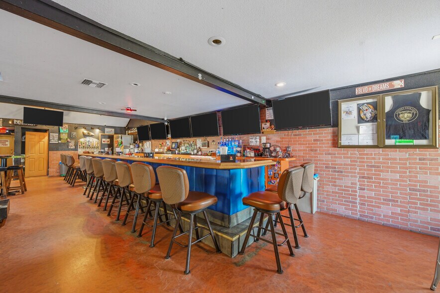 More Photos Of 877 Hancock Rd, Bullhead City Bar For Sale
