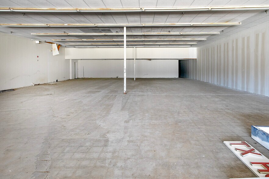 More Photos Of 315-330 E Spring St, Palestine Unknown For Lease