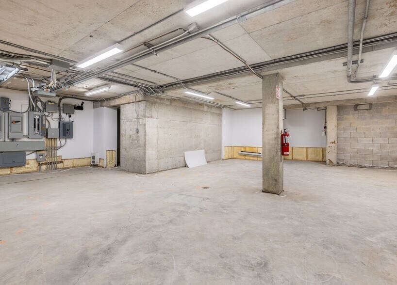 More Photos Of 124 Rue Châteauguay, Huntingdon General Retail For Sale