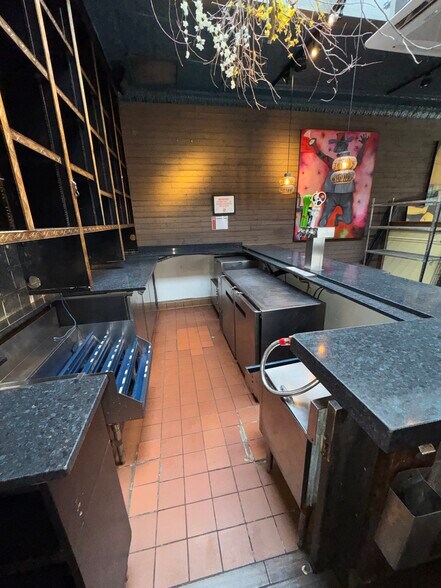 More Photos Of 215 W North Ave, Chicago Restaurant For Lease
