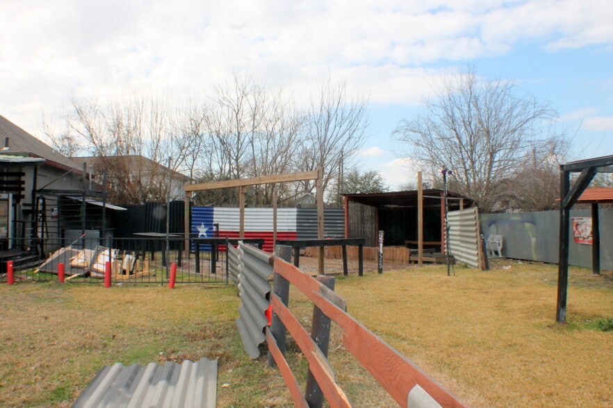 More Photos Of 3907 Canal St, Houston Bar For Lease