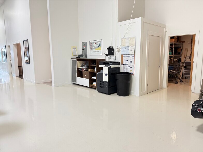 More Photos Of 4810 W University Ave, Las Vegas Showroom For Sale