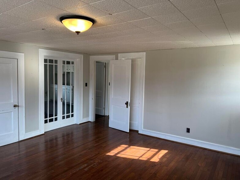 More Photos Of 1405 S Business Highway 65, Hollister Office Residential For Sale