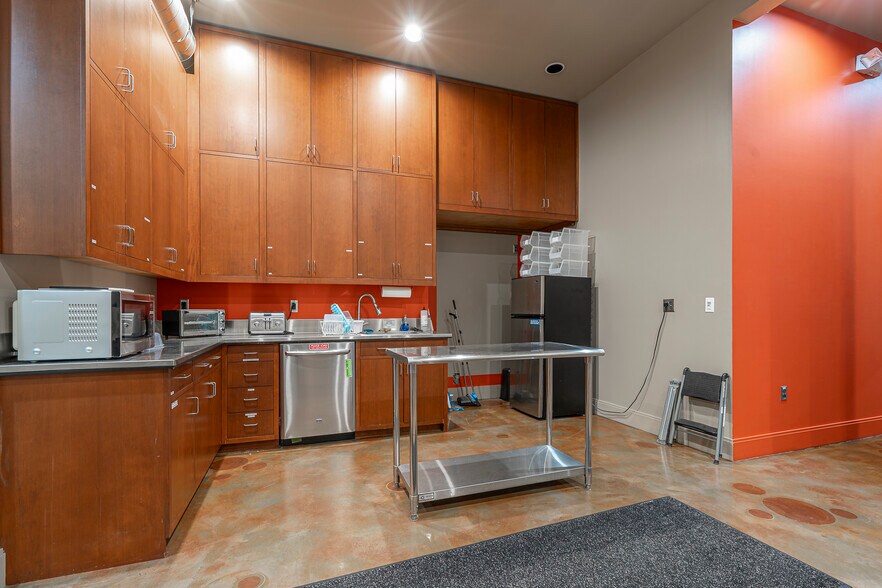 More Photos Of 1714 Broadway St, Vancouver Auto Repair For Lease