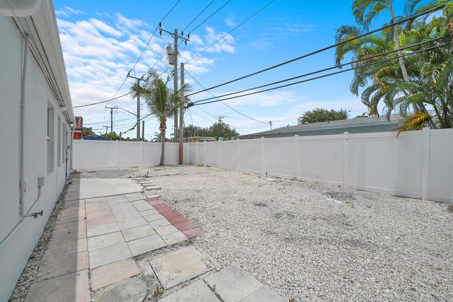 More Photos Of 311 E Commercial Blvd, Oakland Park Freestanding For Sale