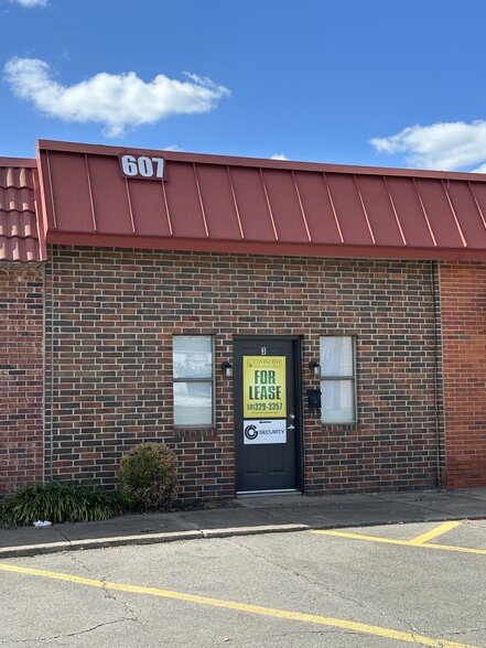 More Photos Of 607 Harkrider St, Conway Office For Lease