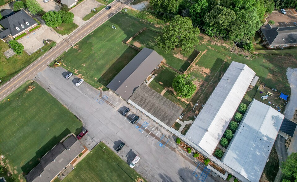 More Photos Of 2889 S Lamar Blvd, Oxford Flex For Lease