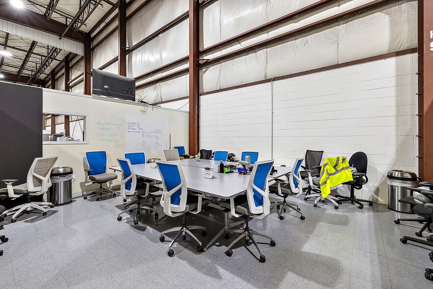 More Photos Of 4333-4335 W Fort St, Detroit Distribution For Lease
