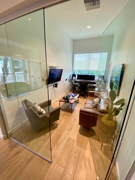 More Photos Of 1632 S 1st St, Austin Office For Lease