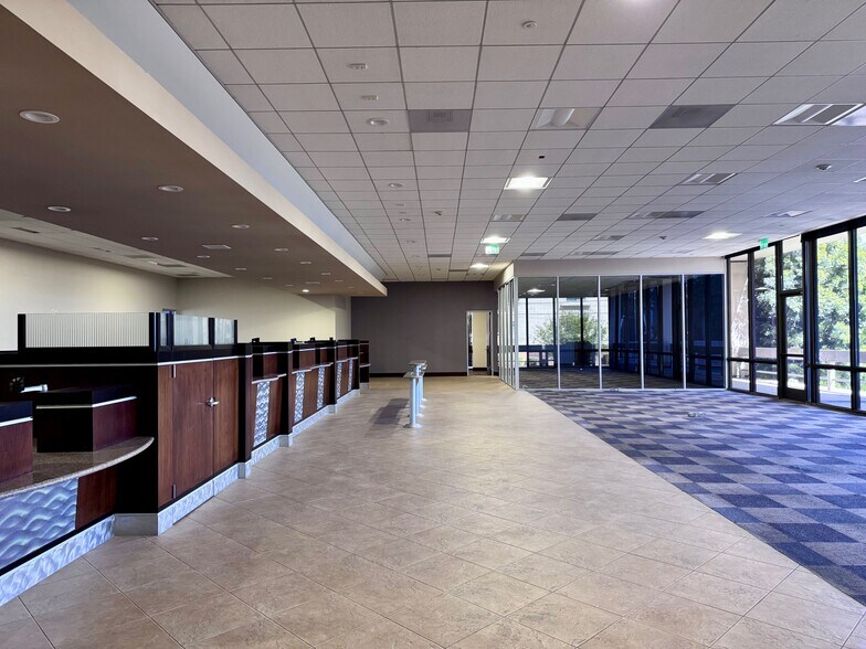 More Photos Of 15255 Ventura Blvd, Sherman Oaks Storefront Retail Office For Lease