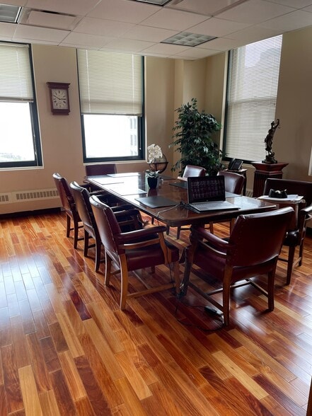 More Photos Of 111 N Wabash Ave, Chicago Office For Sale