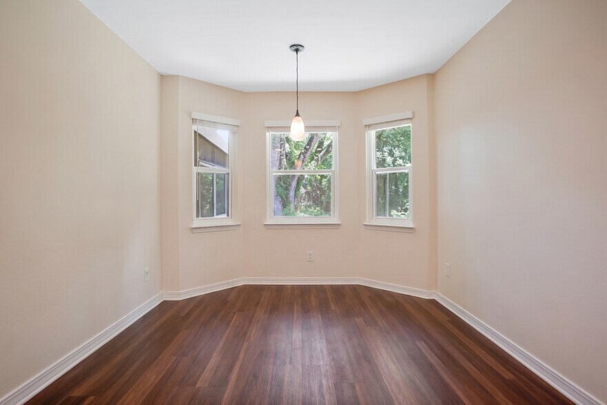 More Photos Of 6904 Fairfield Dr, Pensacola Office For Sale