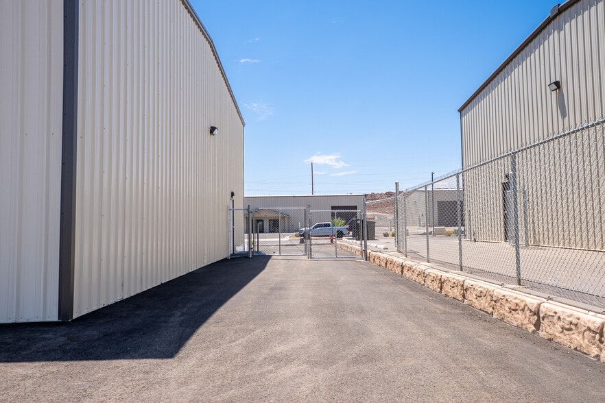 More Photos Of 925 Regional Rd park, Hurricane Industrial For Lease
