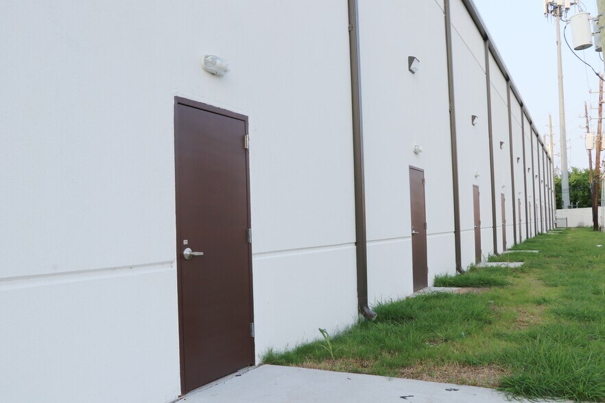 More Photos Of 9889 United Drive, Houston Office For Sale