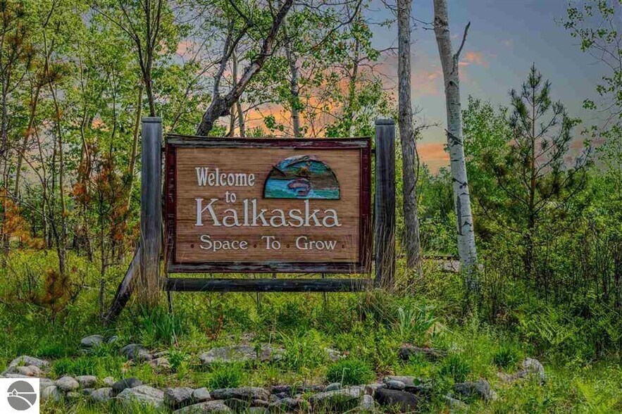 More Photos Of 404 S Park Dr, Kalkaska Warehouse For Lease