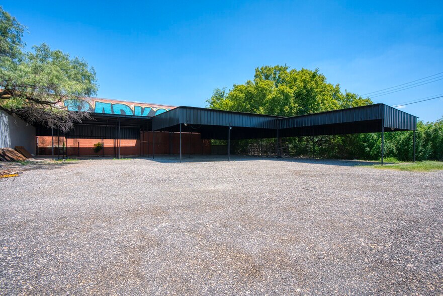 More Photos Of 1402 Hoefgen Ave, San Antonio Warehouse For Lease
