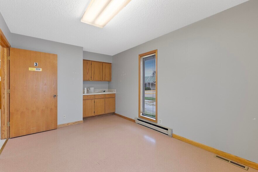 More Photos Of 327 E Airport Dr, Carthage Medical For Sale