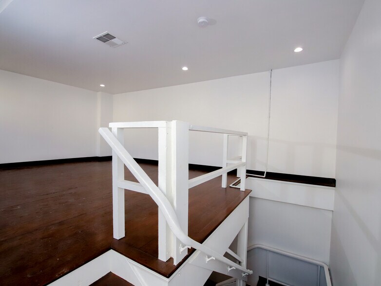 More Photos Of 212 N San Fernando Blvd, Burbank Storefront For Sale