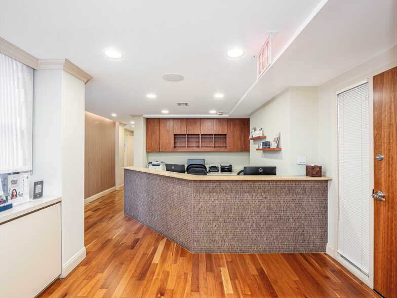 More Photos Of 115 E 61st St, New York Medical For Sale