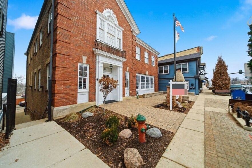 More Photos Of 921 S State St, Lockport Office For Sale