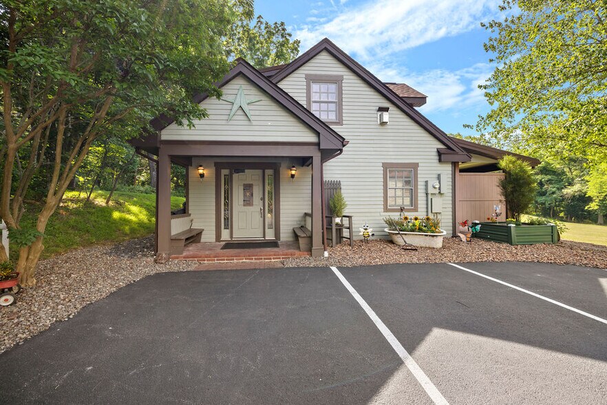 More Photos Of 40 Hospital Rd, Gettysburg Hotel For Sale