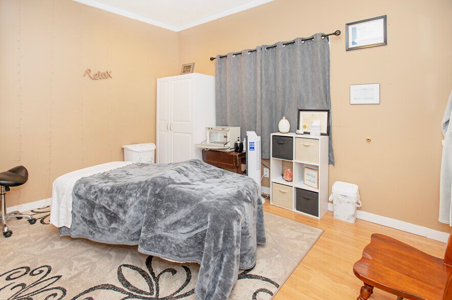 More Photos Of 400 Main St, Clinton Freestanding For Sale